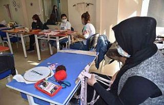 Yunusemreli kadınlar el sanatlarını öğreniyor
