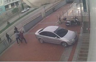 Yurt önünde tekme tokat kavga kamerada