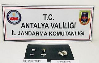 Zehir taciri, satışa hazır uyuşturucu maddeler...