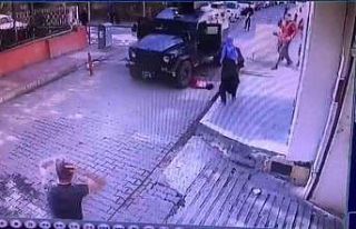 Zırhlı polis aracı yola fırlayan çocuğa çarptı
