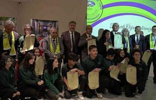 100 yıl sonra gelen mezuniyet töreninde diplomalar...