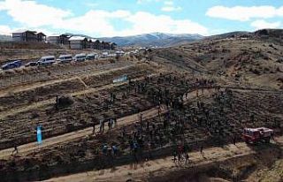 1744 rakımlı Dinek dağında fidanlar toprakla buluşturuldu
