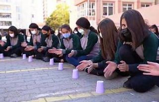200 öğrenci bardak ritmi ile ‘Uzun İnce Bir Yoldayım’...