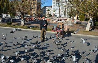 30 yıldır çekirdek satarak ailesini geçindiriyor