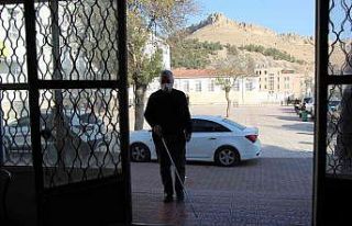 32 yıldır görme engelli olan Riyad öğretmen öğrencilerine...