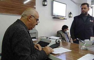 41 yıldır teknolojiye teslim etmediği daktiloyla...