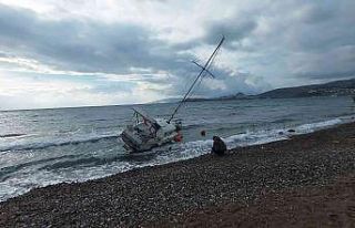 600 bin lira değerindeki yelkenli tekne karaya oturdu
