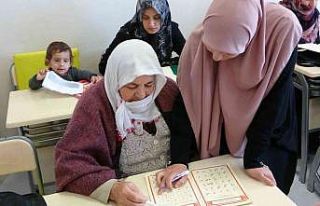 65 yaşındaki Türkan teyze ölen eşi için Kur’an-ı...