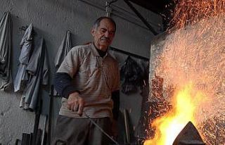 70 yıldır demire sanatını işliyor