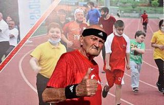 74 yaşındaki maratoncu gençlere taş çıkartıyor