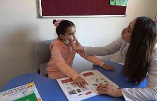 7 yaşındaki Fatma Yaren aldığı özel eğitimle...