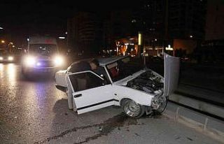 Adana’da kontrolden çıkan otomobil refüje çıktı:...