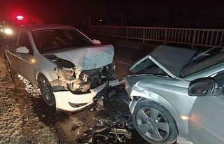 Adıyaman’da otomobiller kafa kafaya çarpıştı:...