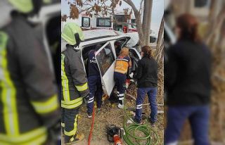 Ağaca çarparak durabilen otomobilde sıkışan sürücüyü...