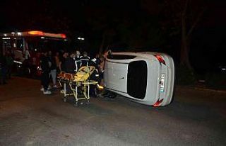 Ağaca çarpıp yan yatan araçtaki sürücü yaralandı