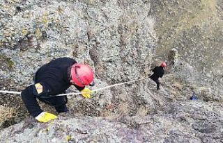 Ağrı’da kayalıklarda mahsur kalan vatandaşı...