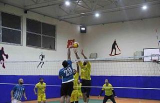 Ağrı’da öğretmenler arası voleybol ile masa...