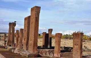 Ahlat’taki Selçuklu Mezarlığında 30 çocuk mezarı...