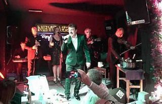 Ahmet Selçuk İlkan, Kuşadası’nda sahne aldı