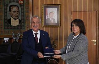 Akademisyenler başarılarını Rektör Çomaklı...