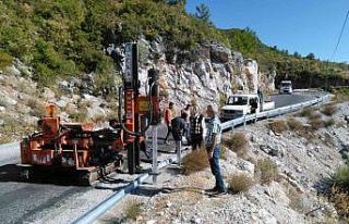 Alanya’da virajlı yollara bariyerli önlem