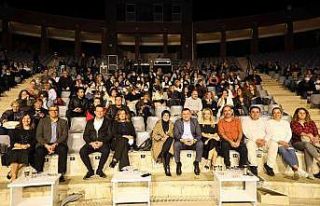 Alanyalı sağlıkçılar, Cenk Eren konseri ile moral...