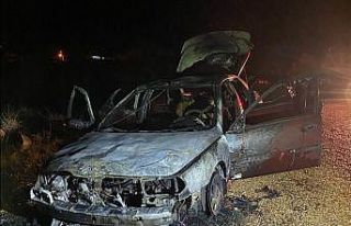 Alev alan araçtan son anda kurtuldular