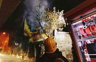 Alevler 2 katlı metruk binayı kül etti, büyükbaş...