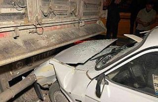 Alkollü sürücü otomobili ile tıra arkadan çarptı:...