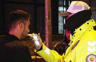 Alkollü sürücü üflememek için direndi