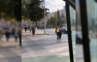 Ambulansı bıraktı, yaşlı kadının yardımına...