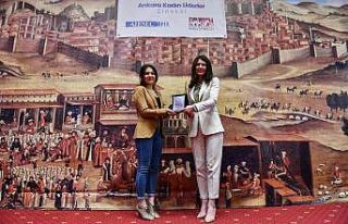 Ankara Kent Konseyi Gençlik Meclisi üyeleri kadın...