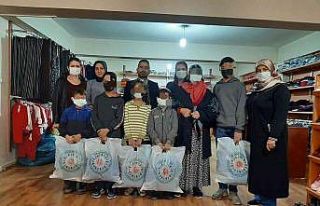 Anne ile babaları tarafından terk edilen okul çağındaki...