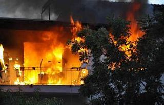 Antalya’da 3 katlı ev alev alev yandı