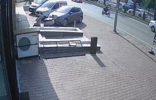 Antalya’da kaza yapan motosiklet sürücüsü otomobilin...