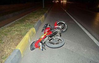 Antalya’da motosiklet refüje çarptı: 2 yaralı
