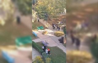 Antalya’da okul çıkışı kavga eden liseli kızları...