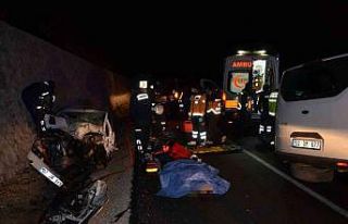 Antalya’da otomobil ve minibüs kafa kafaya çarpıştı;...