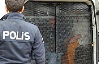 Antalya’da polis otosuna taşlı saldırı: 4 gözaltı