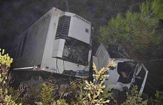 Antalya’da tır uçuruma yuvarlandı: 1 yaralı