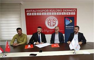 Antalyaspor, altyapı sporcularına İngilizce eğitimi...