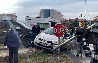 Araç içerisinde sıkışan kadın güçlükle çıkarıldı