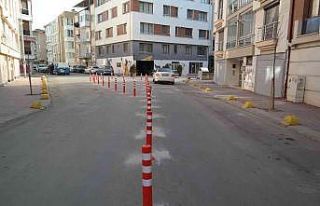 Araç yığını olan sokaklara plastik dubalı ve...