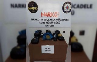 Aracın stepne ve motoruna gizlenmiş 10 kilo esrar...