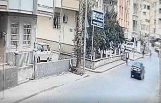 Araçla çarptığı 2 kadın metrelerce havalandı