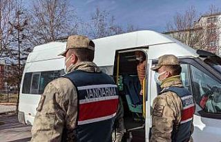Ardahan-Kars karayolu üzerinde 9 düzensiz göçmen...