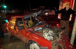 Arızalanan ve yol kenarına çekilen otomobile tır...