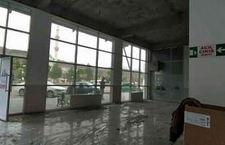 Asma tavanı göçen terminalde temizleme çalışmaları...