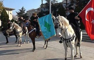 Atları ile trafiğe çıktılar, görenler şaştı...