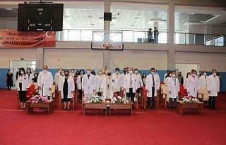 AÜ Tıp Fakültesi öğrencileri beyaz önlüklerini...